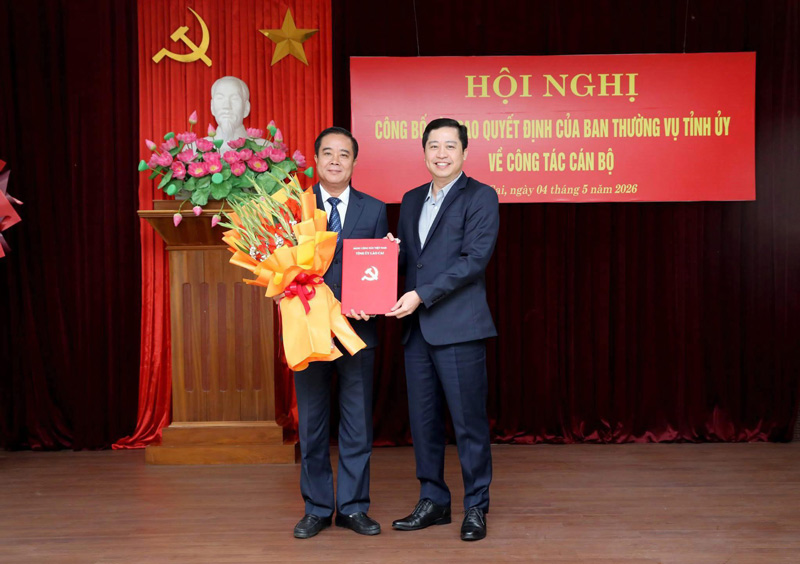 Ông Phan Đăng Toàn nhận quyết định bổ nhiệm. Ảnh: UBND tỉnh Lào Cai