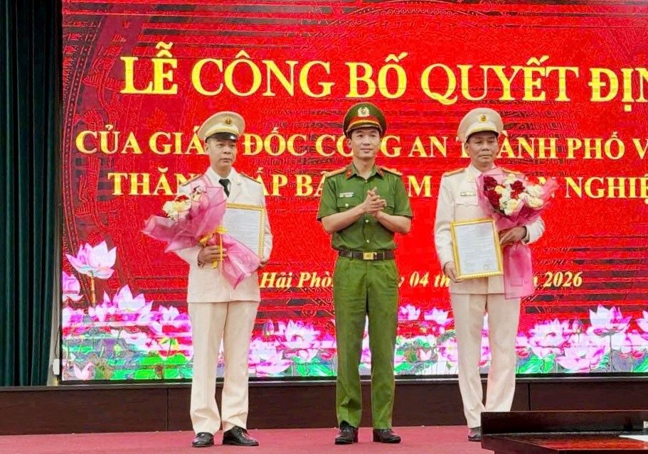 The Criminal Police Department organized a ceremony to announce the decision to promote the rank of Senior Colonel for 2 commanders. Photo: Hai Phong Police