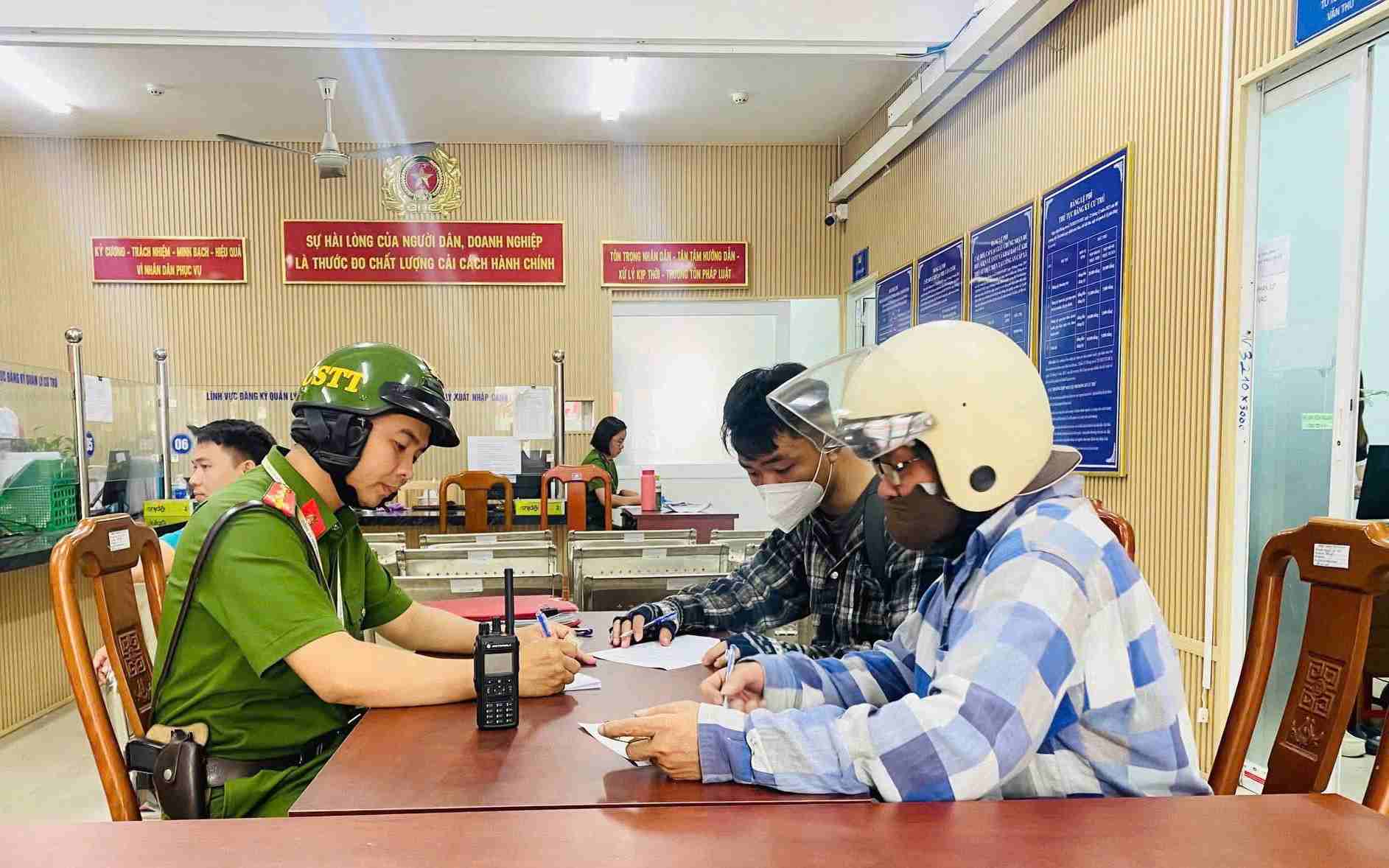 The violating individuals have been invited to the headquarters of Tan My Ward Police to work and be fined. Photo: Tan My Ward Police