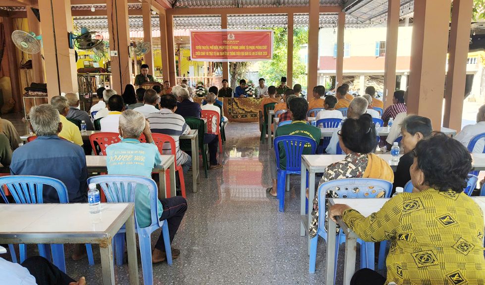 Công an xã phối hợp với trụ trì chùa Văn Râu tuyên truyền về phòng chống cháy nổ và các loại tội phạm, tệ nạn ma túy. Ảnh: Vũ Tiến
