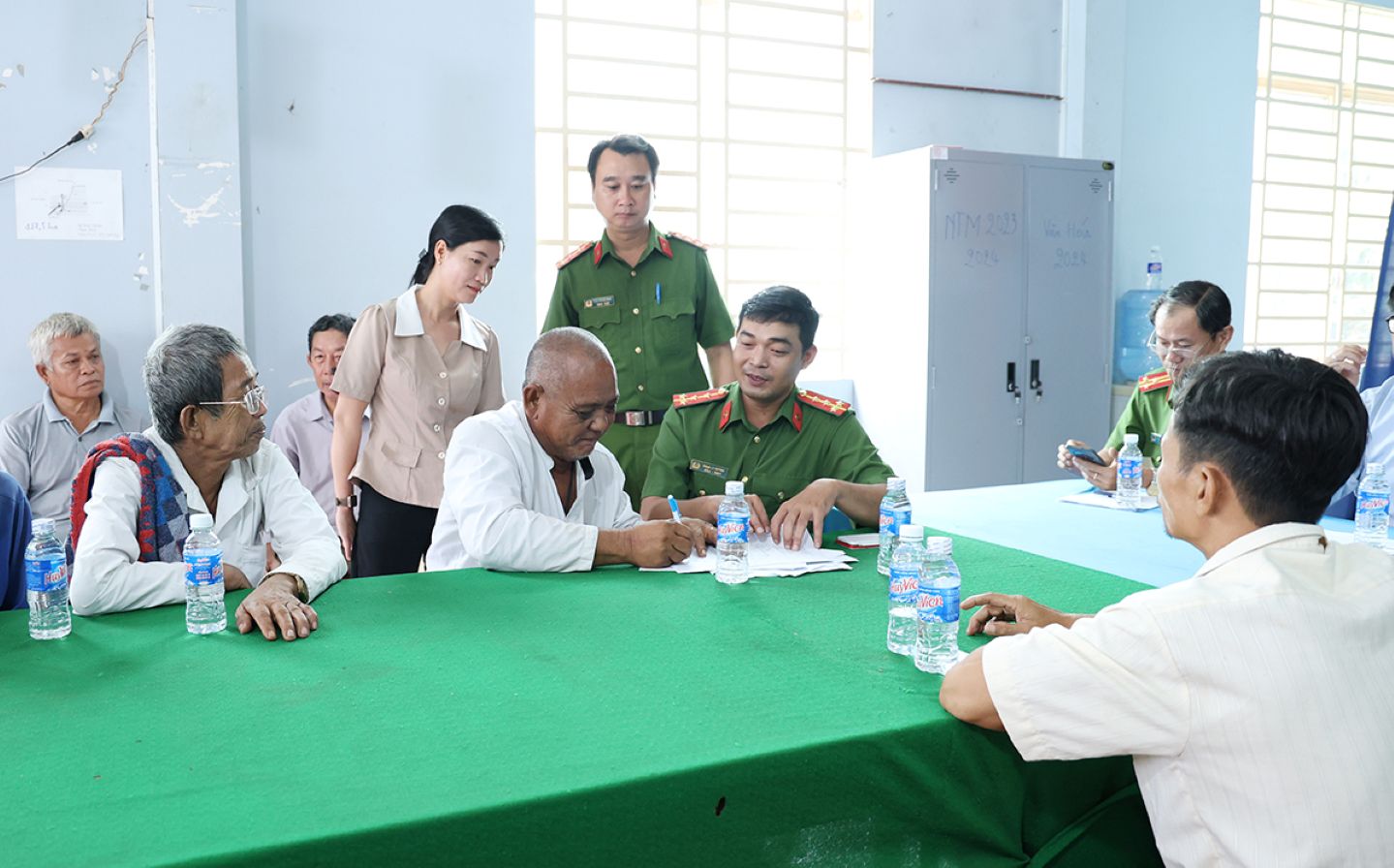 UBND xã An Cư triển khai mô hình “ấp không ma tuý” tại ấp Srây Skốth với các chức sắc tôn giáo, người có uy tín trong cộng đồng. Ảnh: Vũ Tiến