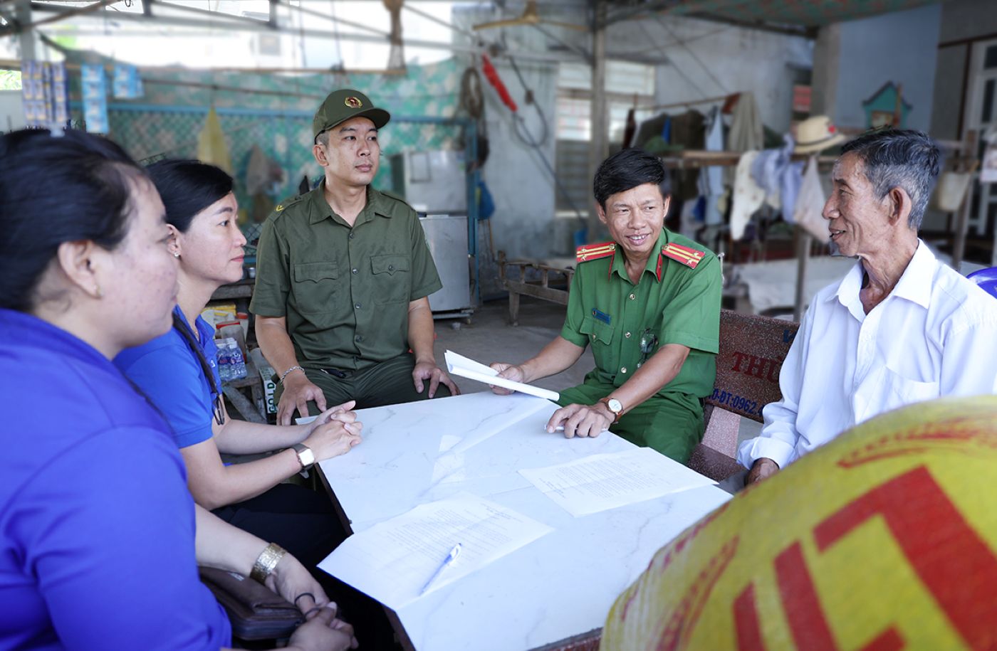Công an xã phối hợp cùng các lực lượng đến từng nhà để tuyên truyền về tác hại của ma túy và cho cam kết không tàng trữ, mua bán, sử dụng trái phép chất ma túy. Ảnh: Vũ Tiến