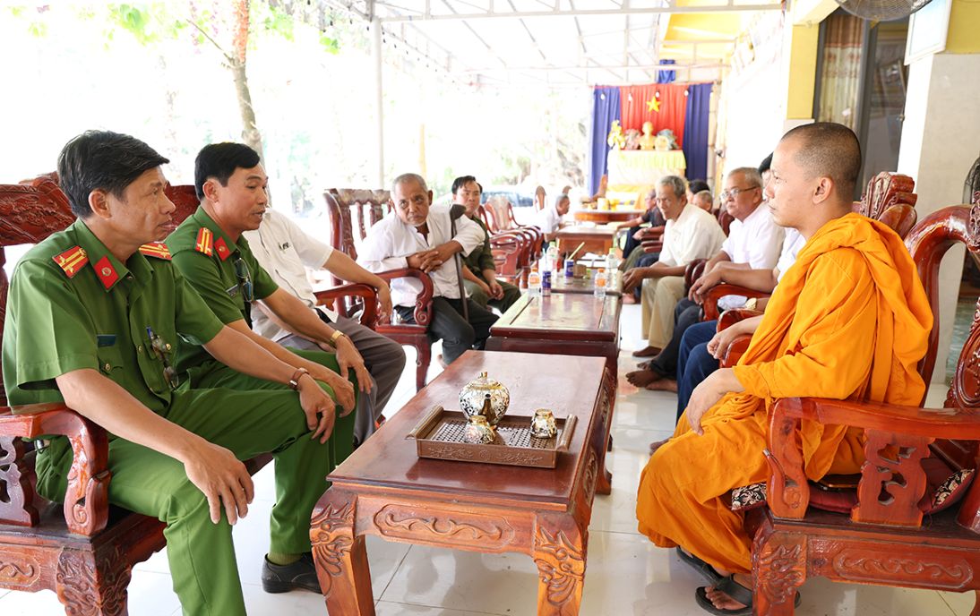 Công an xã An Cư tiếp xúc, trao đổi với trụ trì chùa Văn Râu về công tác  tuyên truyền phòng, chống ma túy. Ảnh: Vũ Tiến