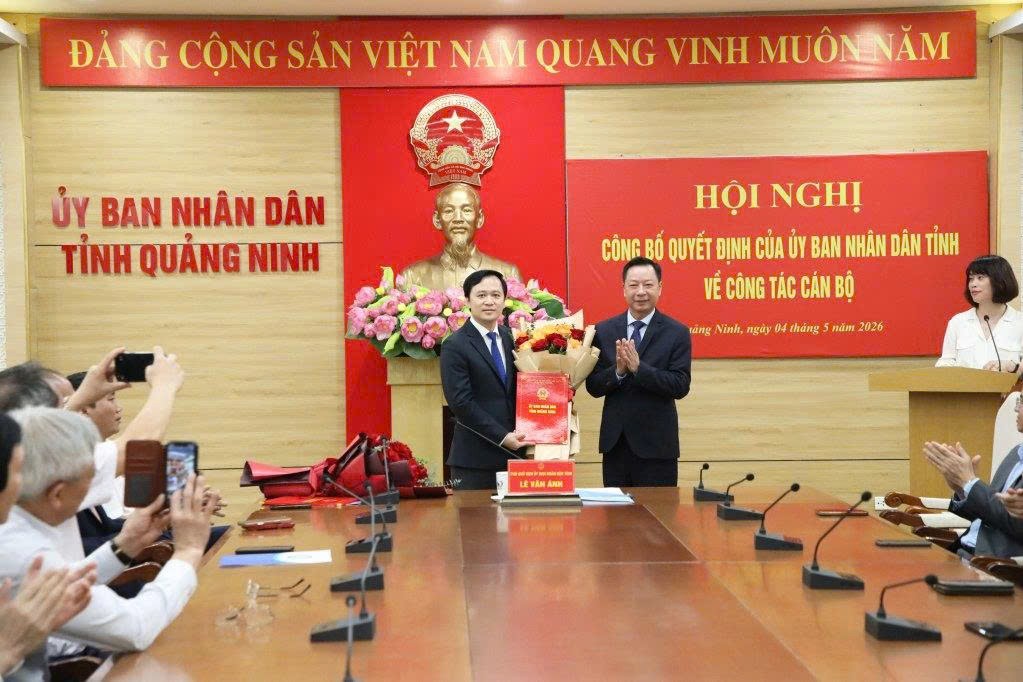 Mr. Le Van Anh - Vice Chairman of Quang Ninh Provincial People's Committee - presents the decision of the Provincial People's Committee to Mr. Bui Manh Hung - Deputy Director of the Department of Health to hold the position of Director of the Department of Health. Photo: Minh Duc