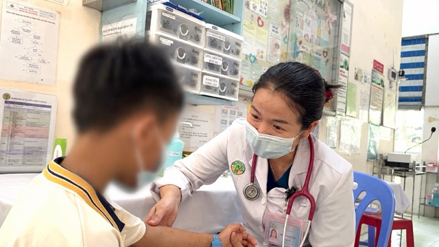 The patient was examined by doctors after overcoming a critical condition due to meningococcal infection. Photo: BVCC