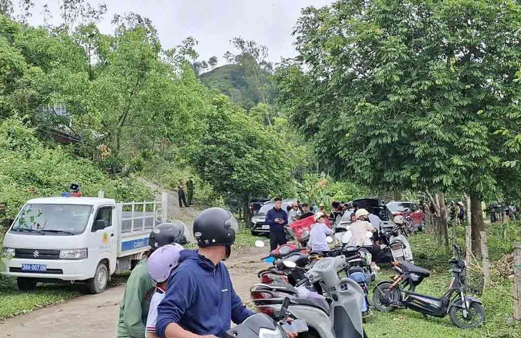 People listen after discovering the body on the mountain in Son Tien commune. Photo: Duc Tuan