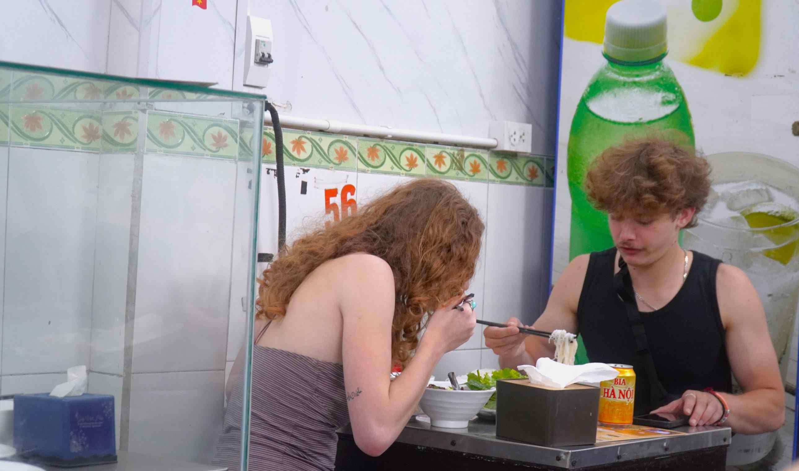 Du khách quốc tế trải nghiệm bún chả tại quán. Ảnh: Minh Vũ