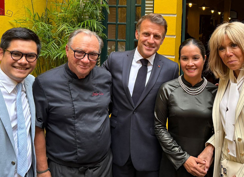 Vợ chồng Tổng thống Pháp Emmanuel Macron chụp ảnh cùng đầu bếp đầu bếp Didier Corlou và đại diện nhà hàng. Ảnh: Nhà hàng cung cấp