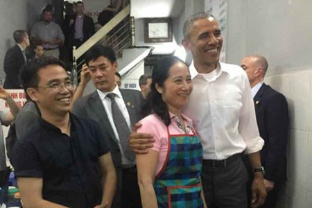 Tổng thống Barack Obama và chủ quán bún chả Hương Liên. Ảnh: Hồng Vĩnh