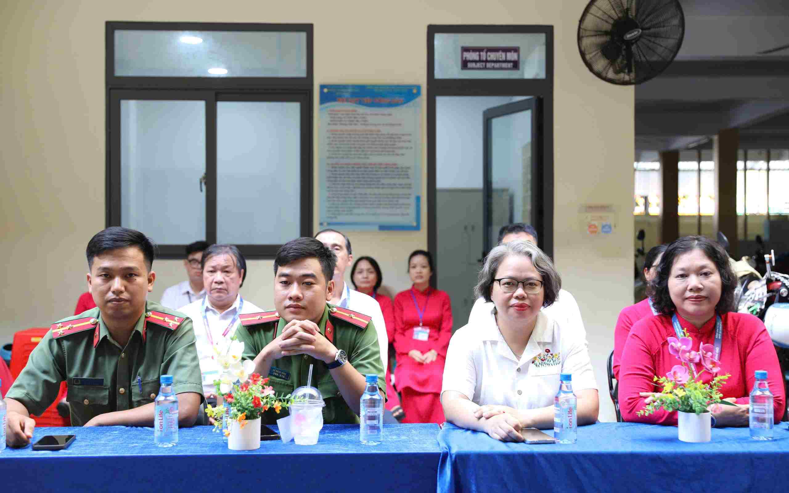 Đội ngũ cán bộ tại phường Bến Thành (TPHCM) triển khai mô hình kỹ năng số vào đời tại trường học. Ảnh: Minh Tâm