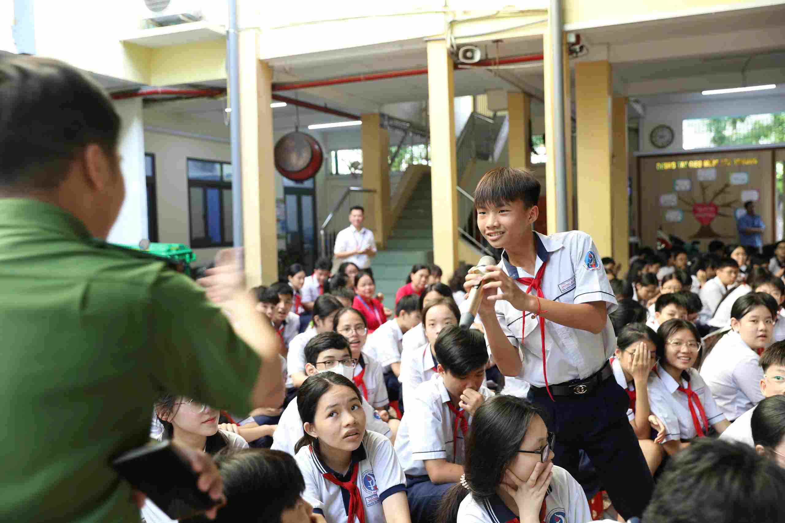 Học sinh thảo luận sôi nổi trong buổi tuyên truyền. Ảnh: Minh Tâm
