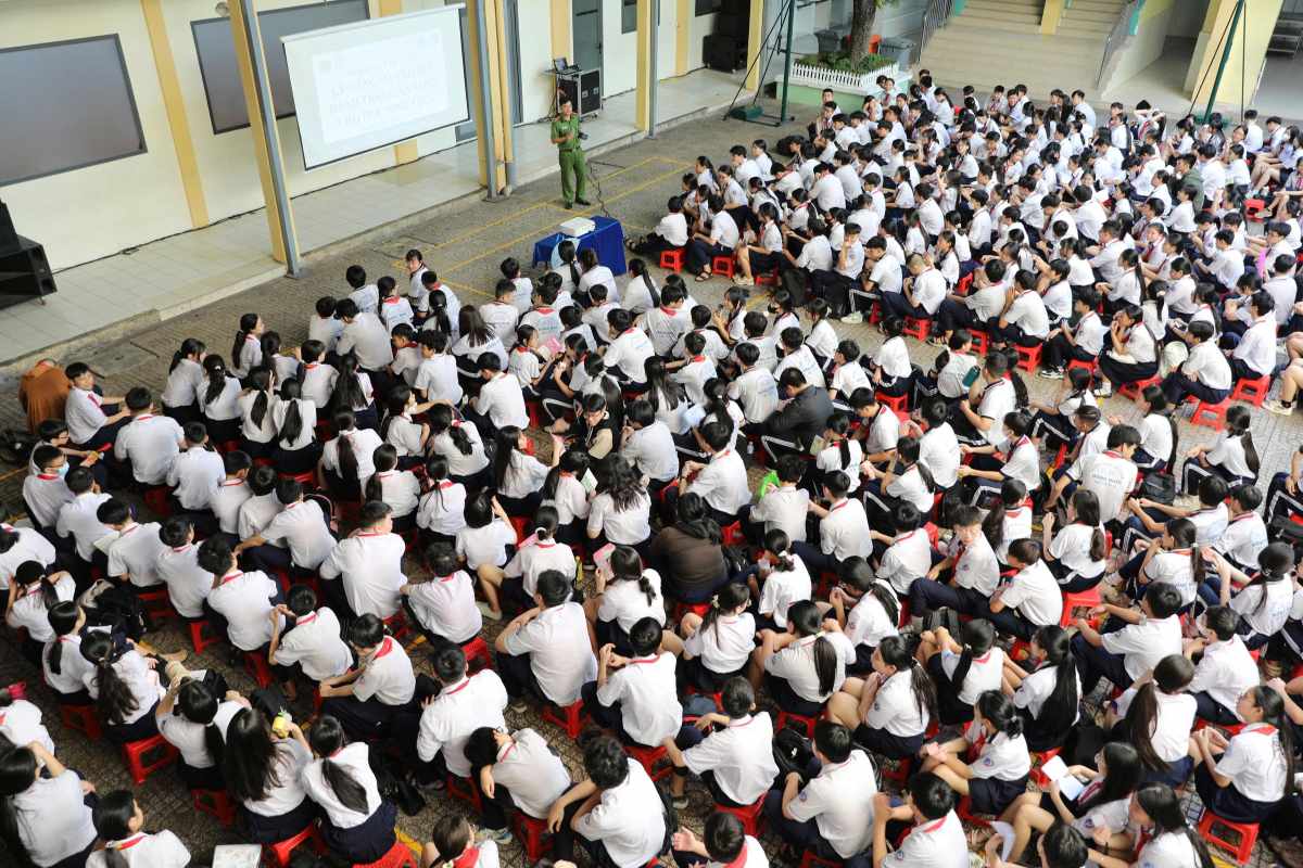 Đông đảo học sinh tại trường THCS Đồng Khởi (phường Bến Thành) lắng nghe công an tuyên truyền kỹ năng số vào đời qua ứng dụng AI. Ảnh: Minh Tâm