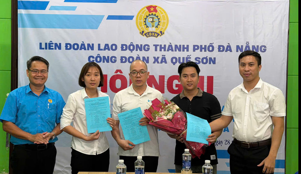 Que Son Commune Trade Union, Da Nang City announced decisions to establish 4 new grassroots trade unions. Photo: Da Nang Trade Union