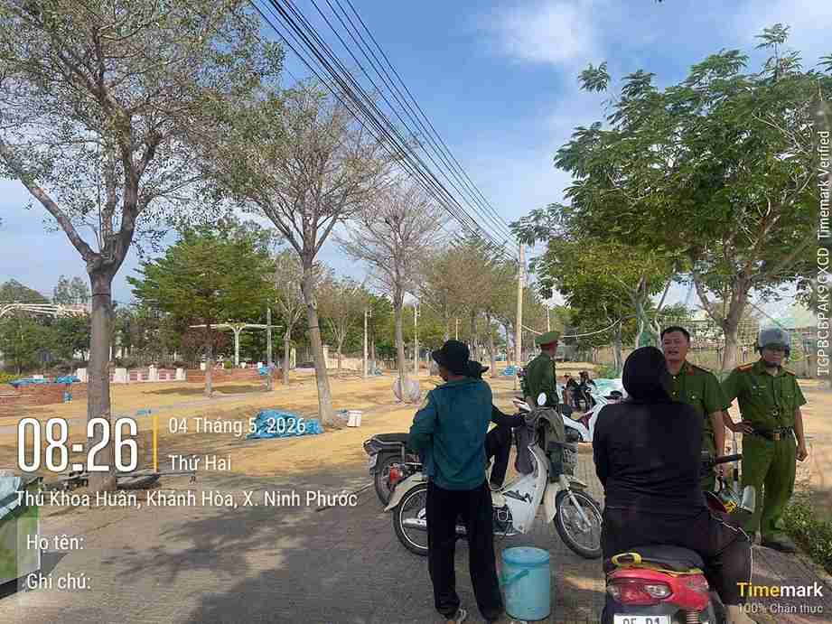 Cơ quan chức năng vừa xử lý 8 hộ dân phơi nông sản trên đường, tiềm ẩn nguy cơ tai nạn giao thông. Ảnh: Công an Phước Dinh