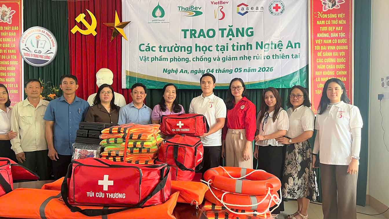 Vietnam Beverage Co., Ltd. donates disaster prevention and control equipment and first aid kits to schools in Nghe An province. Photo: Quang Dai