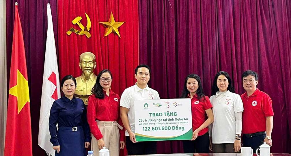 Doanh nghiệp trao biển hỗ trợ các dụng cụ, trang thiết bị phục vụ công tác sơ cấp cứu ban đầu với tổng trị giá trên 122,6 triệu đồng. Ảnh: Quang Đại