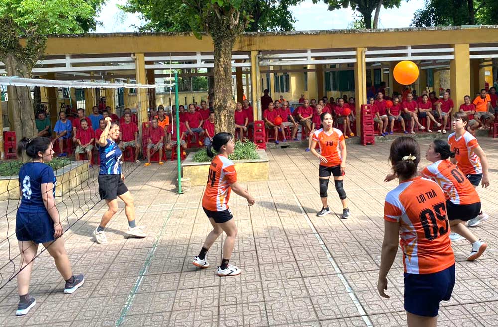 The grassroots trade union of Quang Nam Mental Health Nursing Center, under Huong Tra Ward Trade Union, organized a volleyball exchange program during Workers' Month. Photo: Da Nang Trade Union