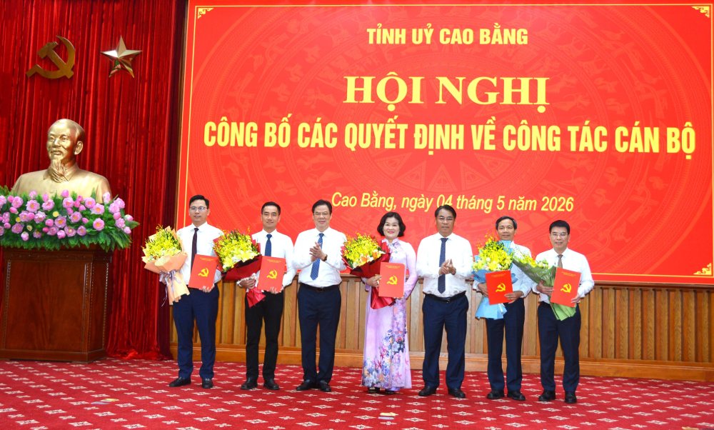 Bí thư Tỉnh ủy, Chủ tịch HĐND tỉnh Phan Thăng An và Phó Bí thư Tỉnh ủy, Chủ tịch Ủy ban MTTQ Việt Nam tỉnh Vũ Hồng Quang trao quyết định, tặng hoa chúc mừng các cán bộ được bổ nhiệm, điều động. Ảnh: caobang.gov.vn 