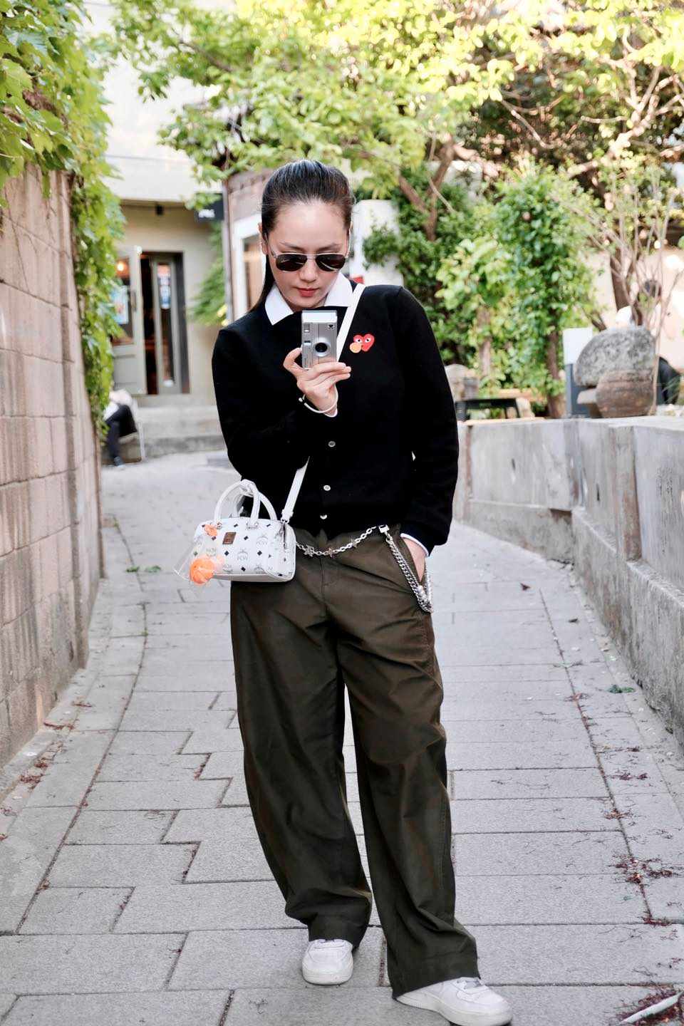Thời trang du lịch năng động của Phương Linh khi ghé Jeju. Ảnh: NVCC
