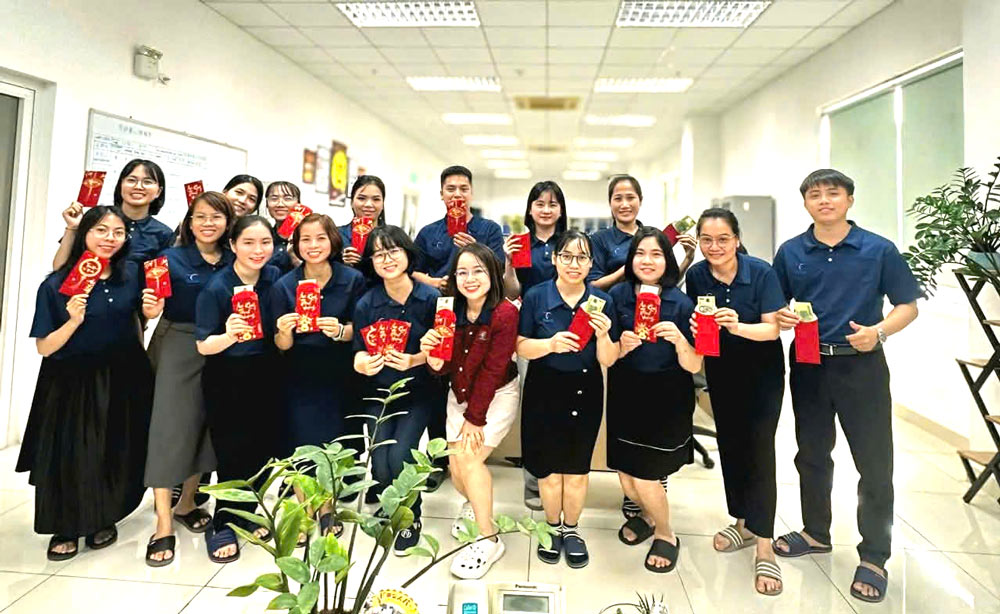 The joy of workers of Da Nang Telala Co., Ltd. when receiving New Year lucky money gifts. Photo: Da Nang Trade Union