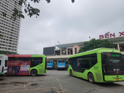 Hơn 6,2 triệu lượt khách đi xe buýt, metro Hà Nội dịp nghỉ lễ. Ảnh: Minh Hạnh 