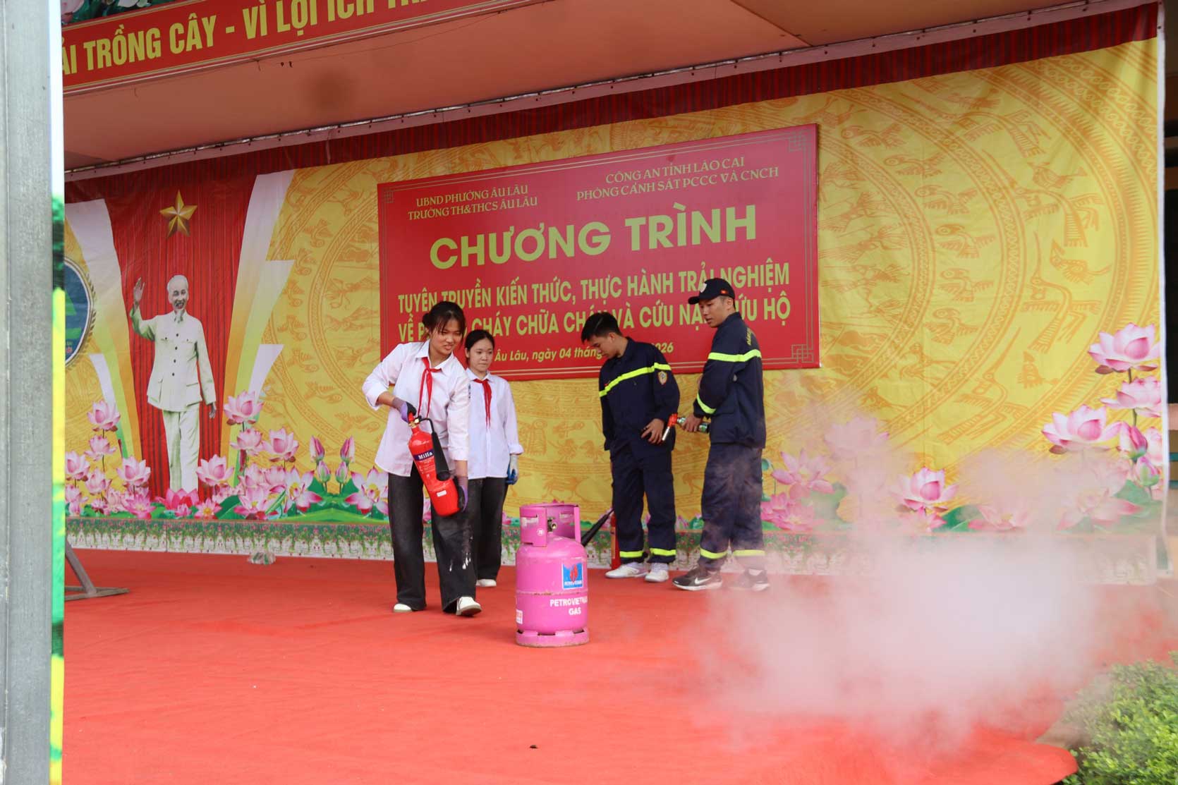 Hoạt động trải nghiệm giúp học sinh nâng cao kỹ năng phòng cháy, chữa cháy.