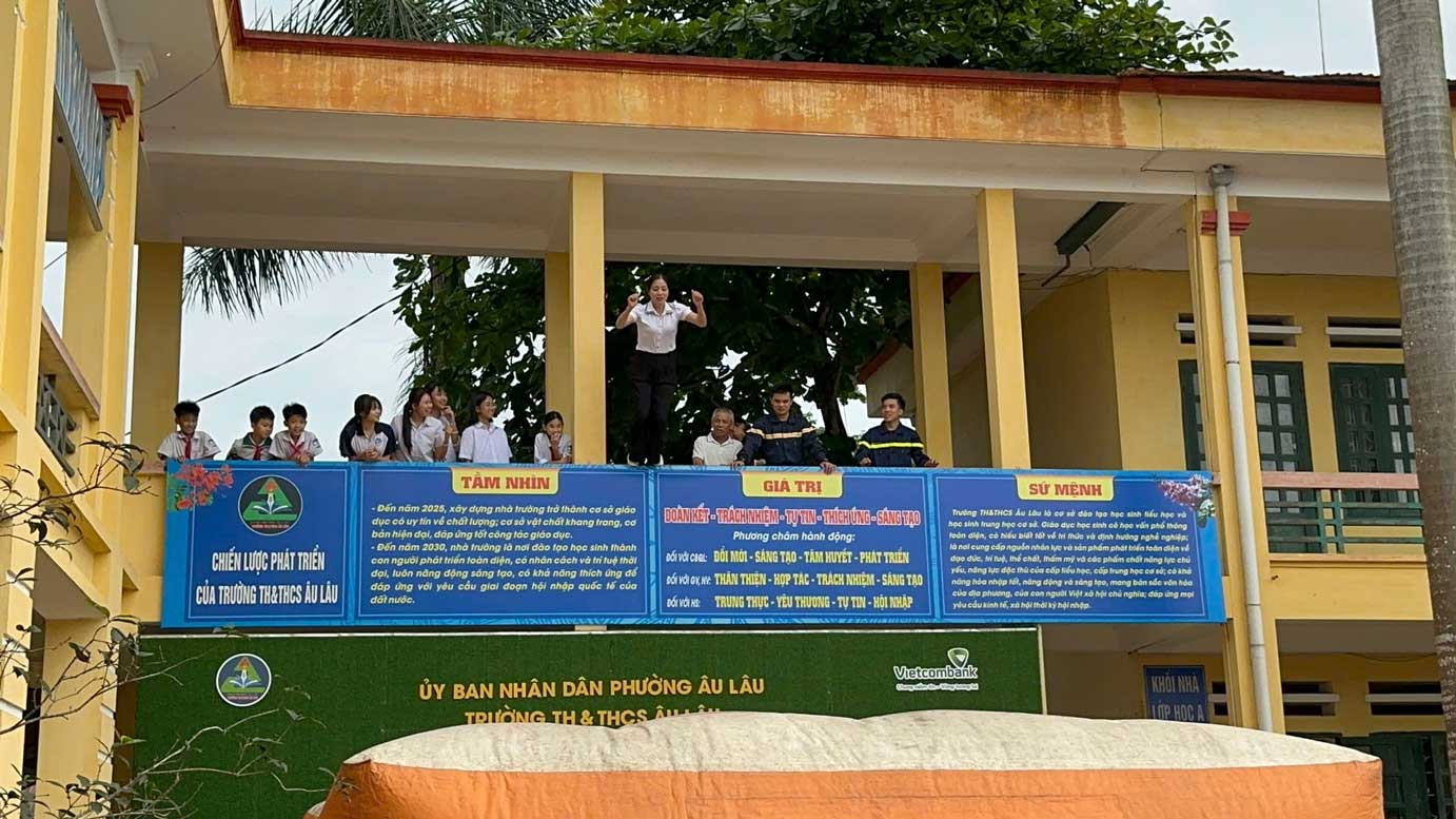 Học sinh, giáo viên tham gia thực hành kỹ năng thoát nạn trong tình huống giả định.