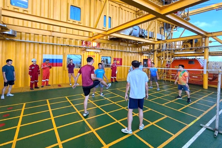 Workers compete in shuttlecock kicking in the sports festival held on a drilling rig in the middle of the sea. Photo: CĐVSP