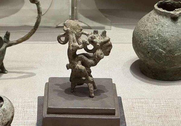 Cận cảnh bảo vật Quốc gia Tượng người cõng nhau thổi khèn tìm thấy tại mộ cổ Thanh Hóa. Ảnh: Mai Phương