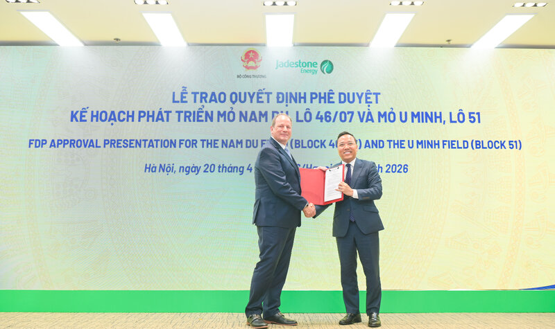 Thứ trưởng Bộ Công Thương Nguyễn Hoàng Long trao quyết định phê duyệt phát triển các mỏ cho Công ty Jadestone Energy.