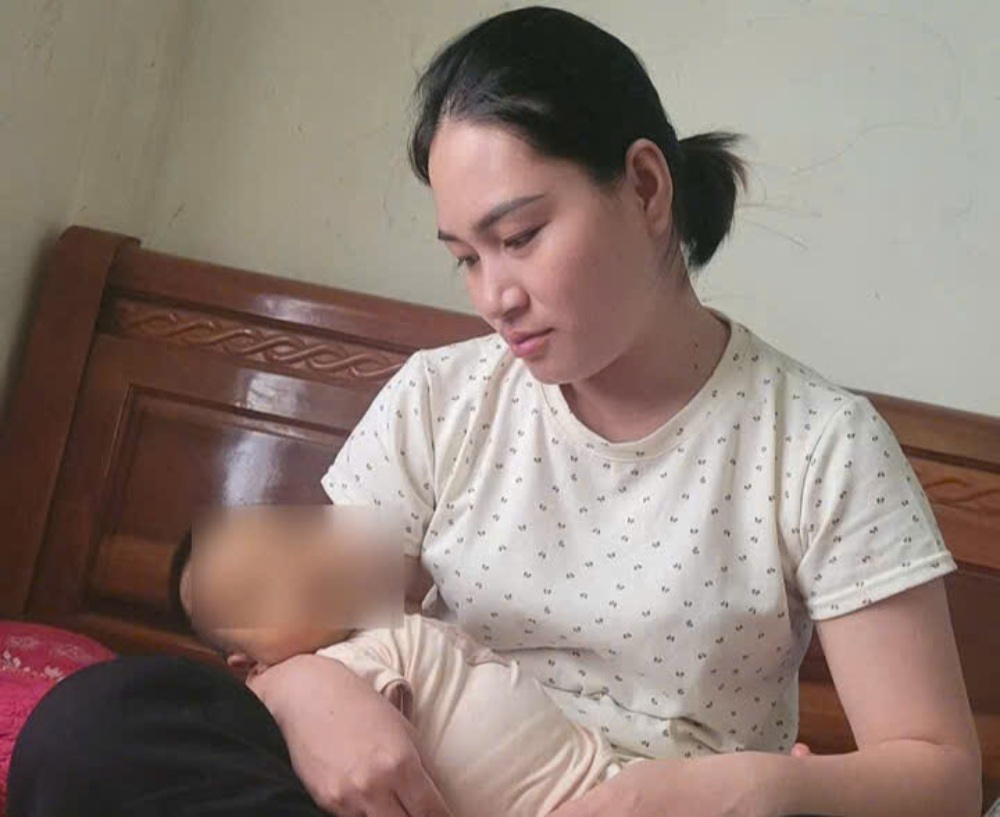 Born less than a year old, baby Quach Huu Minh Khang has been attached to the hospital, in critical condition because he carries many dangerous diseases... Photo: Family provided
