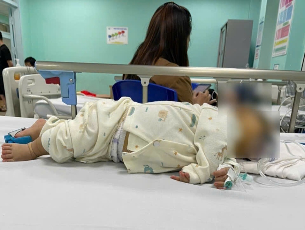Sau nhiều đợt xét nghiệm chuyên sâu, các bác sĩ kết luận Minh Khang mắc bệnh gan mật nghiêm trọng. Ảnh: Gia đình cung cấp