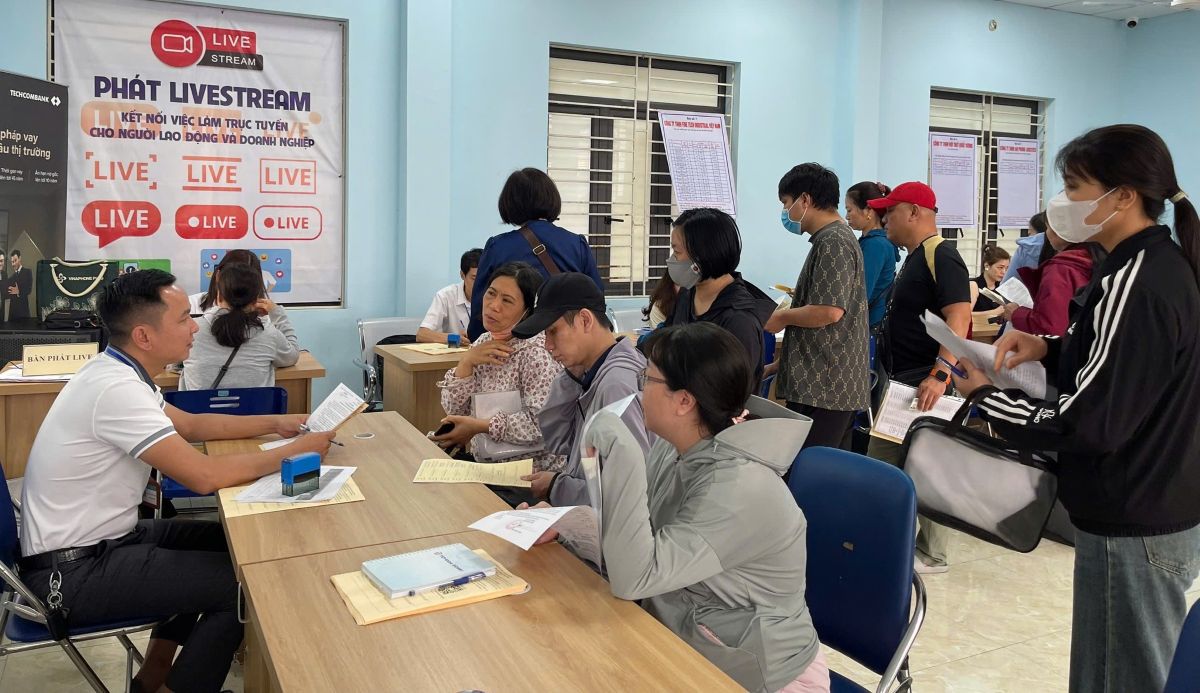 Job transaction session on April 20, 2026. Photo: Hai Phong Employment Service Center