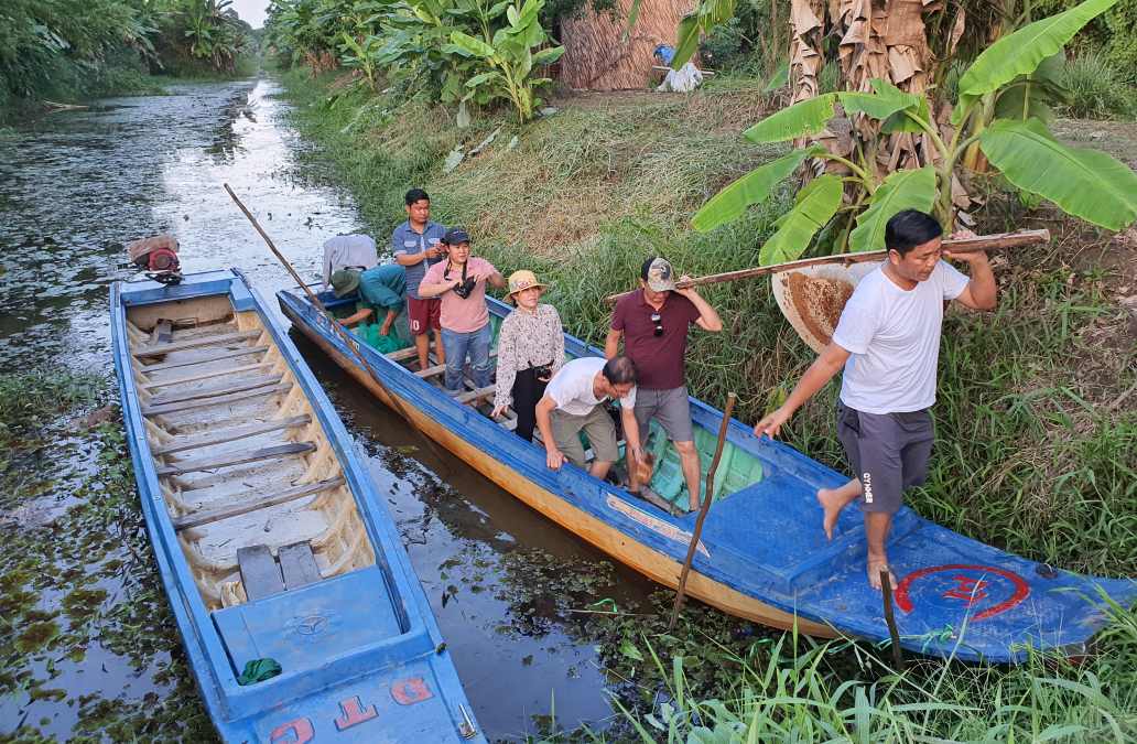 Du khách vào rừng U MInh Hạ, Cà Mau lấy mật ong. Ảnh: Nhật Hồ.