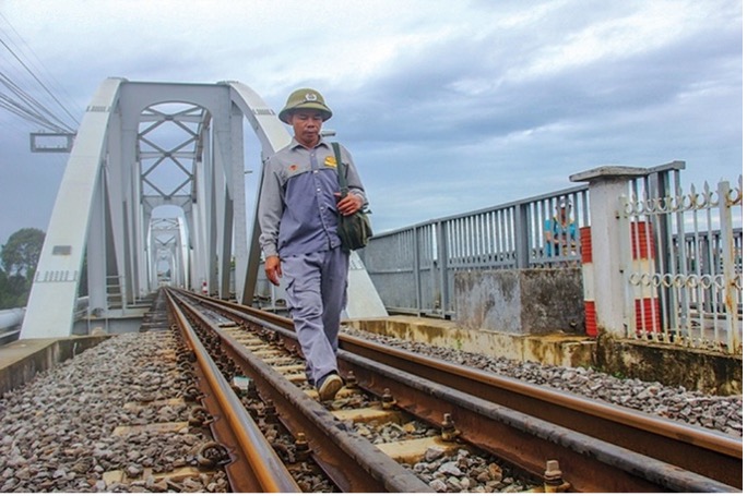 Saigon Railway Joint Stock Company researches and tests technical solutions for early warning of train approach for workers. Photo: Dinh Hung