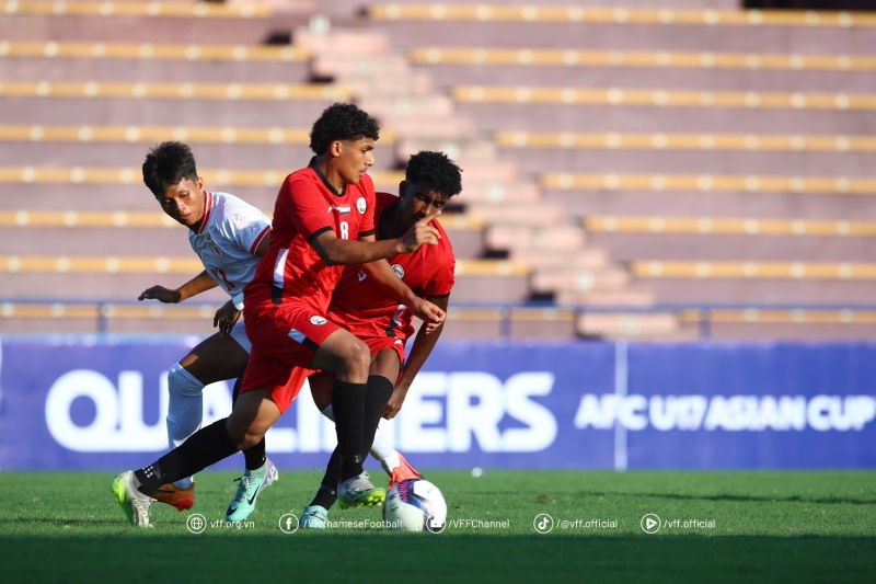 U17 Yemen (red) is confident before facing U17 Vietnam. Photo: VFF