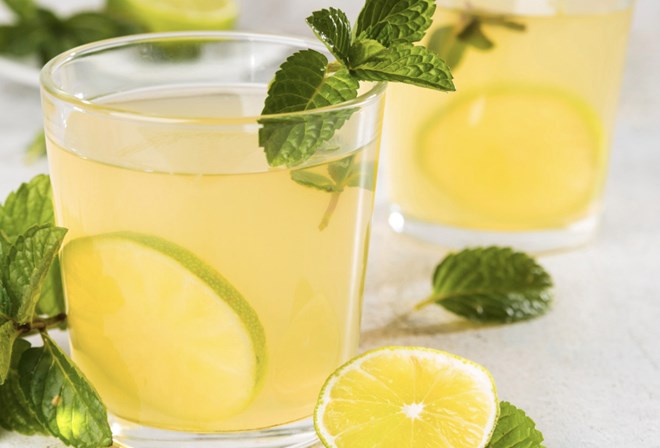Drinking lemon water properly can support liver and digestive function. Photo: Thuy Duong
