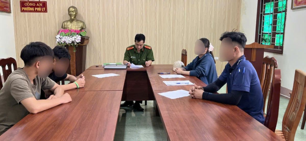 La police du quartier de Phủ Lý, province de Ninh Bình, travaille avec les parents et les jeunes qui commettent des infractions dans la région. Photo: Police de Ninh Bình