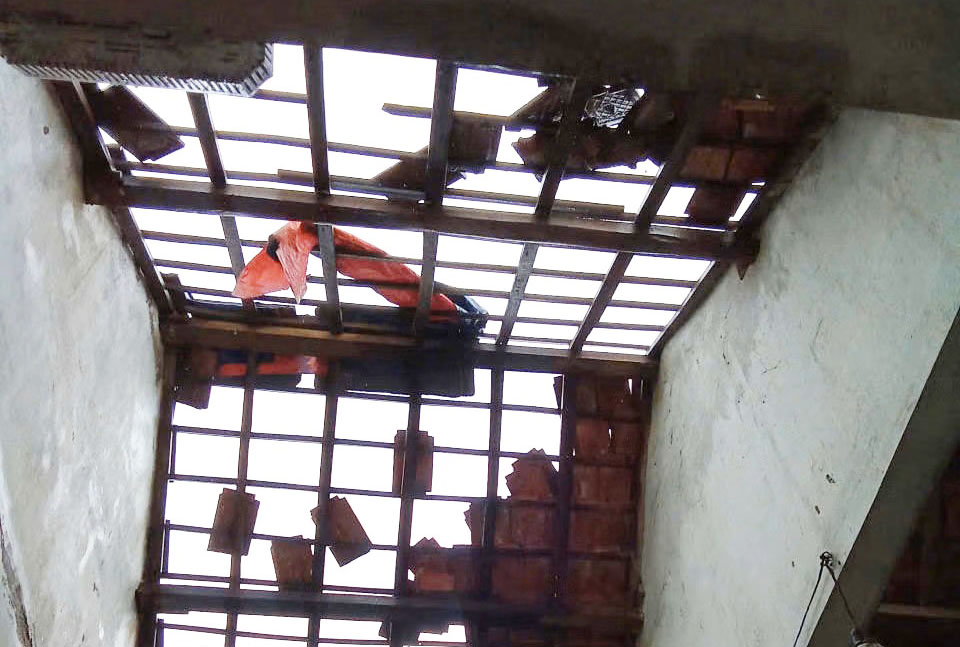 Tornadoes caused many houses in Ha Tinh to have their roofs blown off. Photo: Hoang Anh