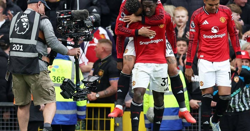 Converse ra mắt bộ sưu tập giày Man United và Liverpool