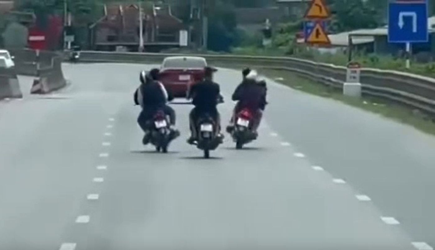Handling a group of teenagers swerving and zigzagging on National Highway 1A through Thanh Hoa. Photo: Thanh Hoa Police