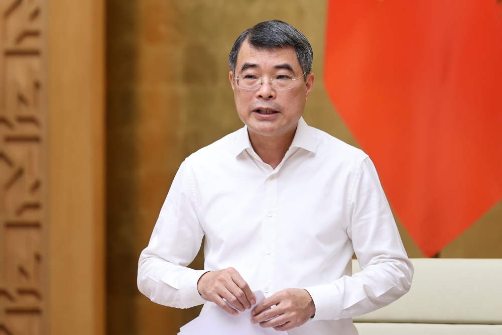 Politburo member, Prime Minister Le Minh Hung requested to continue reviewing and reducing administrative procedures. Photo: VGP