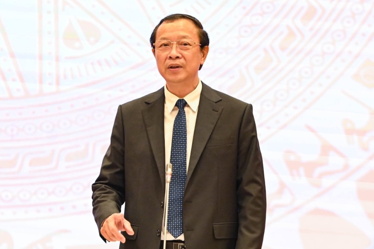 Deputy Minister of Education and Training Pham Ngoc Thuong informed about the policy of unifying a common set of textbooks nationwide. Photo: Pham Dong