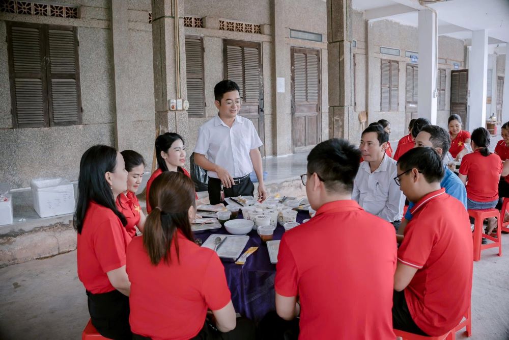 Grassroots trade unions in Nghe An organize "Trade Union Meals", giving tea to cool down union members, connecting workers. Photo: Nghe An Trade Union