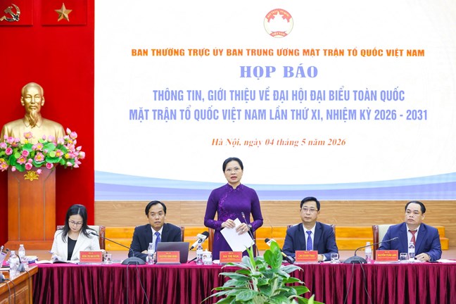 Bà Hà Thị Nga, Ủy viên Trung ương Đảng, Phó Chủ tịch - Tổng Thư ký Ủy ban Trung ương MTTQ Việt Nam phát biểu tại họp báo