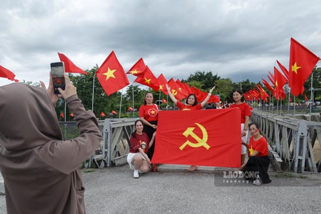 Du khách check-in tại cầu Mường Thanh (phường Điện Biên Phủ). Ảnh: Quang Đạt