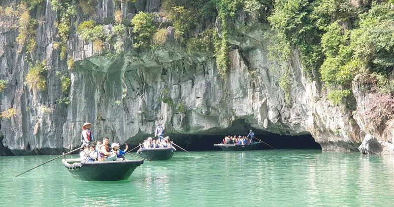 Thuyền chở 14 du khách chìm ở Vịnh Hạ Long sau va chạm phao
