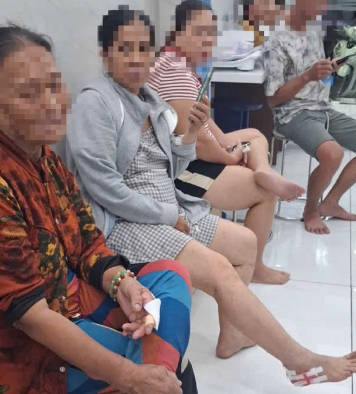 Các nạn nhân bị chó cắn đã đi tiêm phòng dại. Ảnh: Phạm Duy