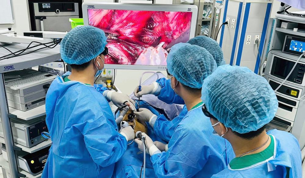 Les médecins de l'hôpital K ont opéré avec succès 2 cas complexes de cancer de l'œsophage par endoscopie 3D combinée à un drainage des ganglions lymphatiques des 3 régions. Photo: BVCC