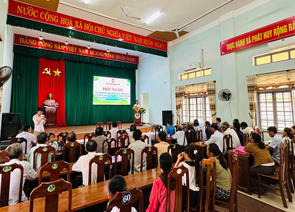 Ban Thach grassroots social insurance coordinates with the Farmers' Association of Quang Phu ward, Da Nang city to organize a conference to disseminate policies and laws on voluntary social insurance to ward farmer members. Photo: Da Nang Social Insurance